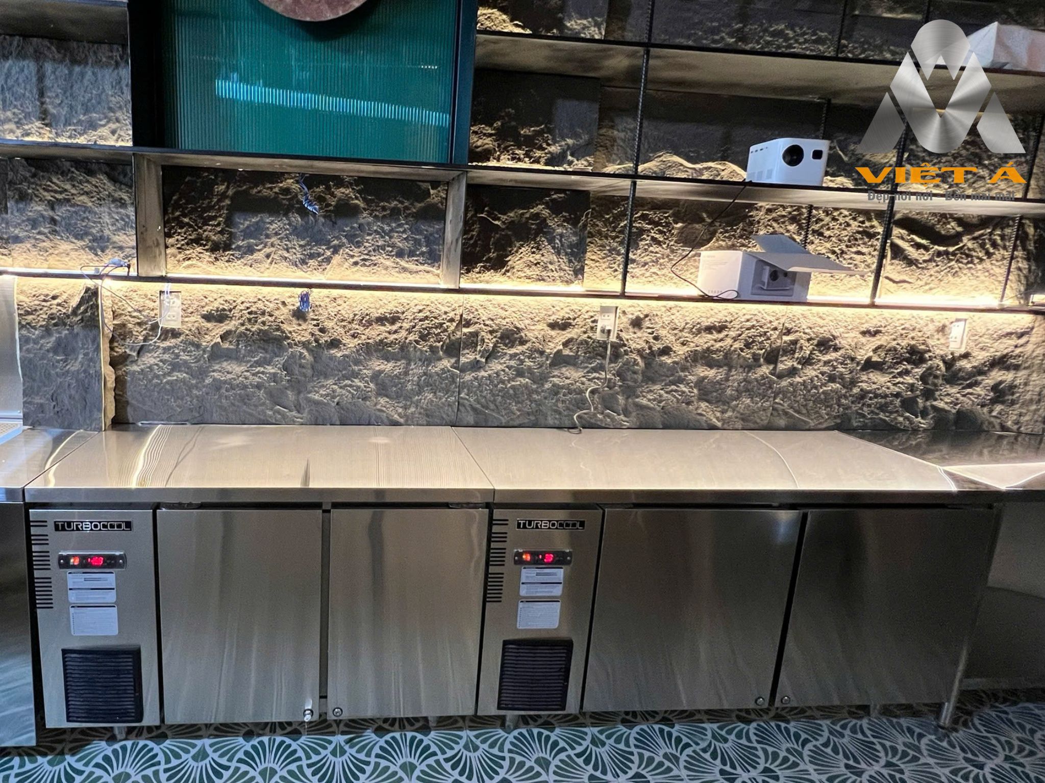 Ban-mat-trong-bep-nha-hang