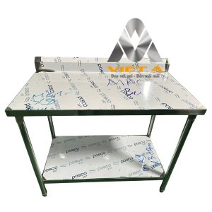 Bàn inox có 1 giá phẳng dưới và thành sau